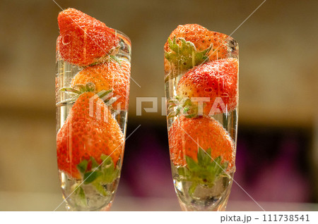 グラスに入った苺のスイーツ グラスに入った苺のスイーツ 111738541