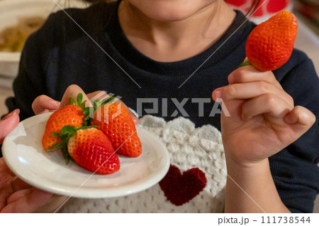 いちごを食べる子供 111738544