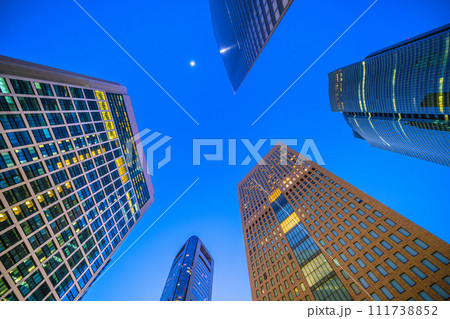 日本の東京都市景観 2月・コロナ全国平均減に転じる。汐留の摩天楼（夜景）＝令和6年2月18日 111738852