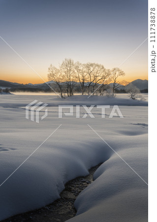 福島県北塩原村　檜原湖　冬の朝 111738878