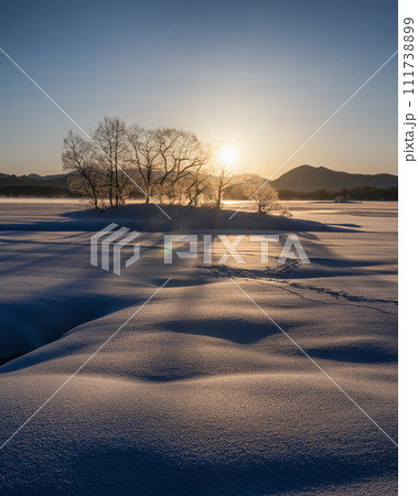 福島県北塩原村 檜原湖 冬の朝 福島県北塩原村 檜原湖 冬の朝 111738899