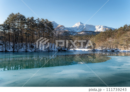 福島県　雪の会津磐梯山と弁天沼 111739243