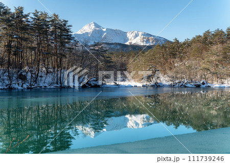 福島県 雪の会津磐梯山と弁天沼 福島県 雪の会津磐梯山と弁天沼 111739246