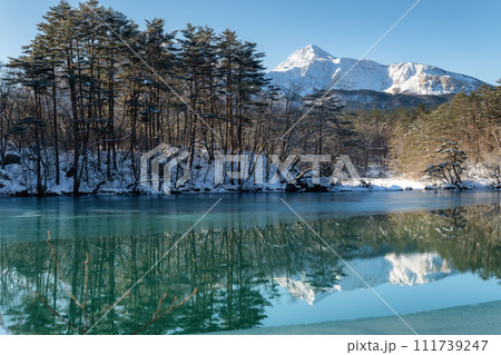 福島県　雪の会津磐梯山と弁天沼 111739247