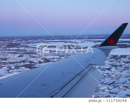 夕方のイエローナイフ上空を飛ぶ　エア・カナダ　カナディア リージョナルジェット CRJ-900の翼 111739299