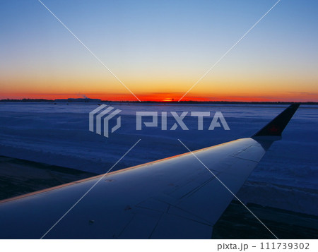 マジックアワーの着陸　エア・カナダ　カナディア リージョナルジェット CRJ-900の翼 111739302