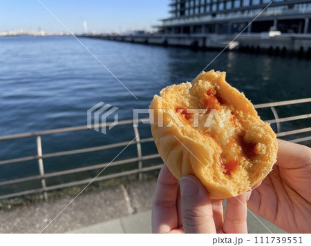 チーズが伸びるピザまん チーズが伸びるピザまん 111739551