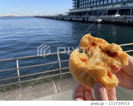 チーズが伸びるピザまん 断面のチーズたっぷり中華まん チーズが伸びるピザまん 断面のチーズたっぷり中華まん 111739553