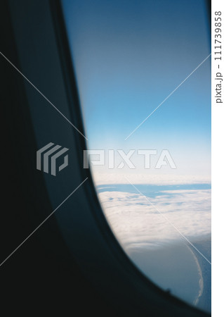 飛行機　機内から 111739858