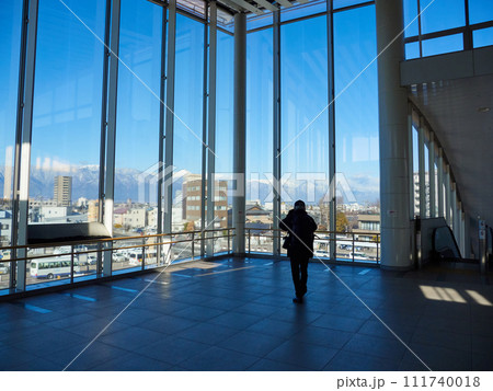 冬の松本駅の建物の中で景色を撮影する観光客の姿 冬の松本駅の建物の中で景色を撮影する観光客の姿 111740018