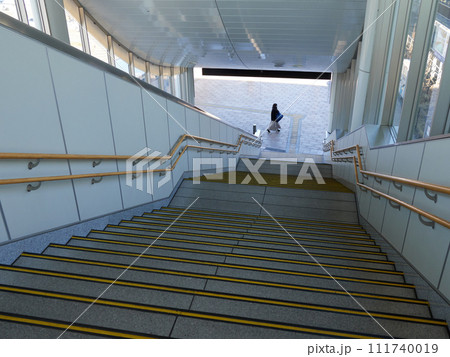 長野県松本駅の階段の様子 111740019