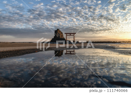 福島県いわき市 勿来海岸の鳥居と日の出 福島県いわき市 勿来海岸の鳥居と日の出 111740066