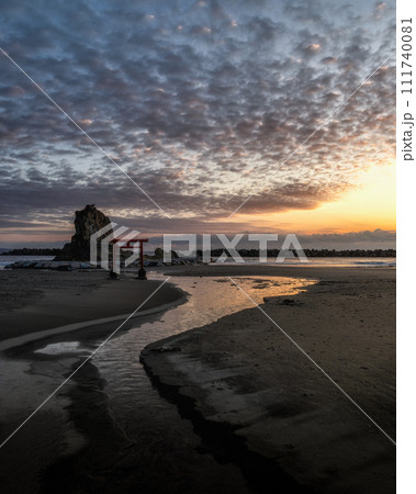 福島県いわき市 勿来海岸の鳥居と日の出 福島県いわき市 勿来海岸の鳥居と日の出 111740081