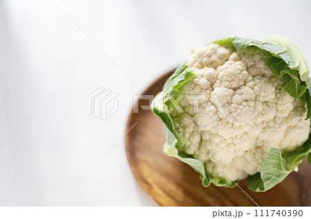 規格外野菜、出荷出来ないカリフラワー 111740390
