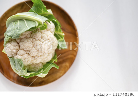 規格外野菜、出荷出来ないカリフラワー 111740396