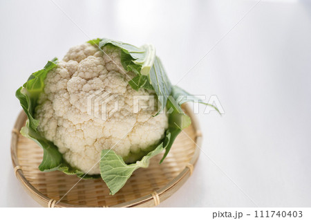 規格外野菜、出荷出来ないカリフラワー 111740403