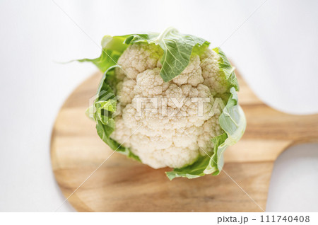 規格外野菜、出荷出来ないカリフラワー 111740408