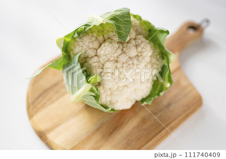 規格外野菜、出荷出来ないカリフラワー 111740409