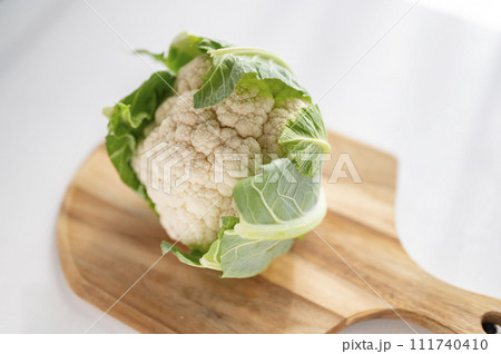 規格外野菜、出荷出来ないカリフラワー 111740410