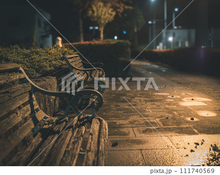 夜のベンチ 111740569