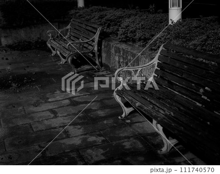 夜のベンチのモノクロ 111740570