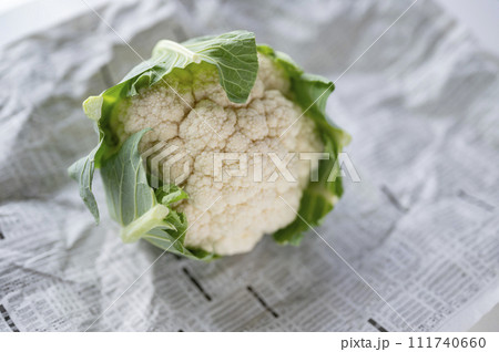 規格外野菜、出荷出来ないカリフラワー 111740660