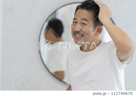 カメラ目線で笑顔の50代の男性 111740678