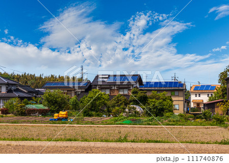 エコ住宅と田舎の風景 エコ住宅と田舎の風景 111740876