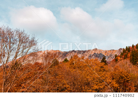 秋の大山　鍵掛峠より望む大山南壁 111740902