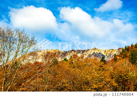 秋の大山　鍵掛峠より望む大山南壁 111740904