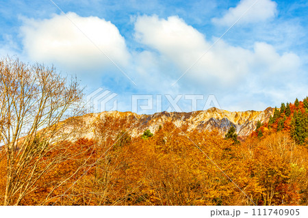 秋の大山　鍵掛峠より望む大山南壁 111740905