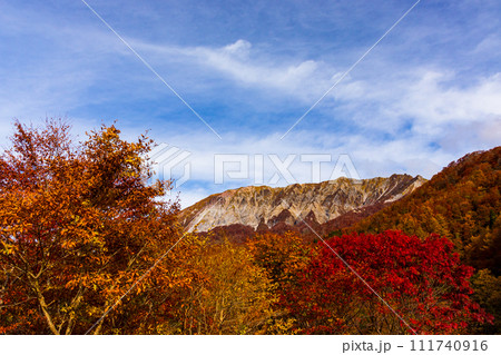 秋の大山　鍵掛峠より望む大山南壁 111740916
