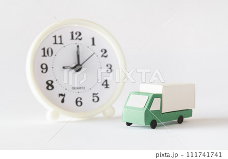 運輸業の働き方改革　トラックと時計　2024年問題 111741741