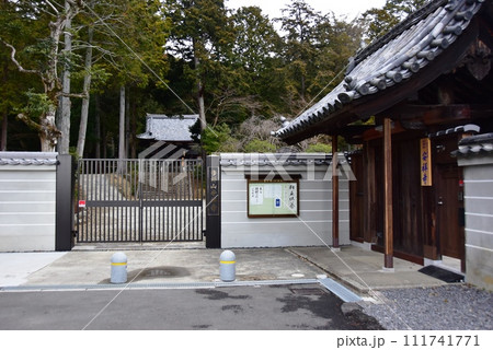 京都市 安祥寺の門と観音堂(本堂) 京都市 安祥寺の門と観音堂(本堂) 111741771