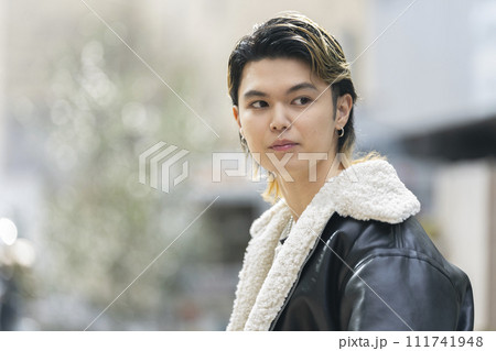 20代の男性 ポートレート 20代の男性 ポートレート 111741948