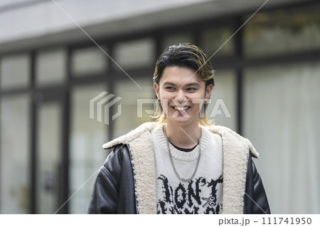 笑顔の20代の男性 ポートレート 笑顔の20代の男性 ポートレート 111741950