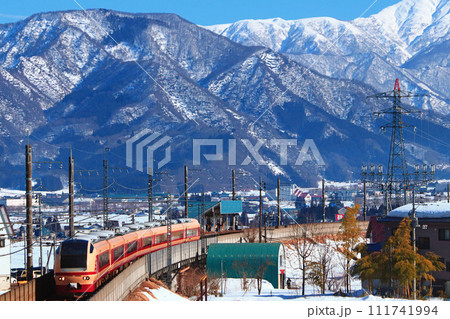 雪晴れの魚沼丘陵を駆け抜ける「ほくほく十日町雪祭り号」 111741994