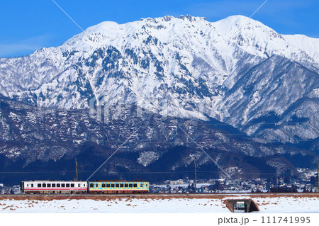 雪化粧の八海山が美しい冬のほくほく線。 111741995