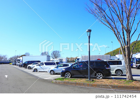 静岡県焼津市、多くの車で賑わう日本坂パーキングエリアの風景 111742454