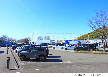 静岡県焼津市、多くの車で賑わう日本坂パーキングエリアの風景 111742459