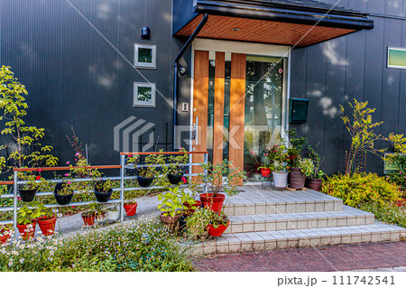 住宅　玄関アプローチ 111742541