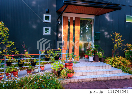 住宅　玄関アプローチ 111742542