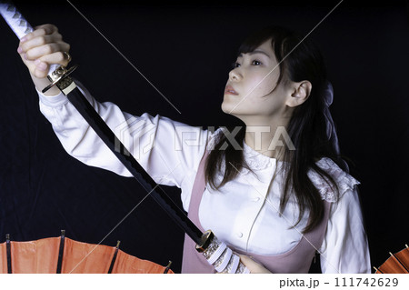 日本刀を抜く女性 111742629