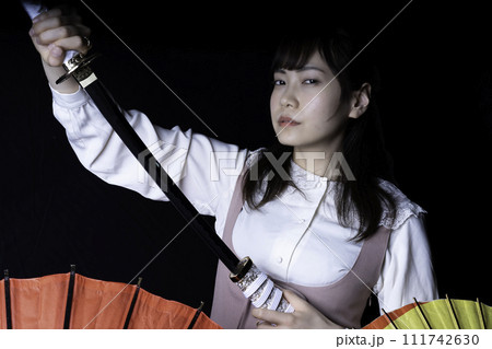 日本刀を抜く女性 111742630
