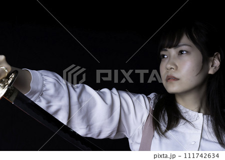 日本刀を抜く女性 111742634