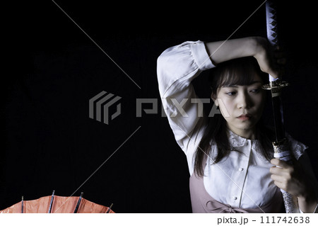 日本刀を抜く女性 111742638