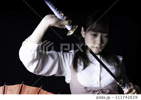 日本刀を抜く女性 111742639