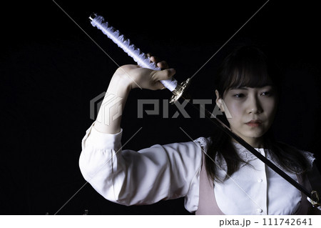 日本刀を抜く女性 日本刀を抜く女性 111742641