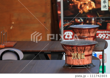 焼肉屋の七輪　炭火直火焼き　焼肉屋の店先 111742803