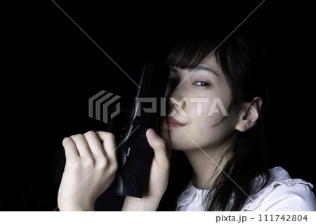 モデルガンを構える女性 111742804